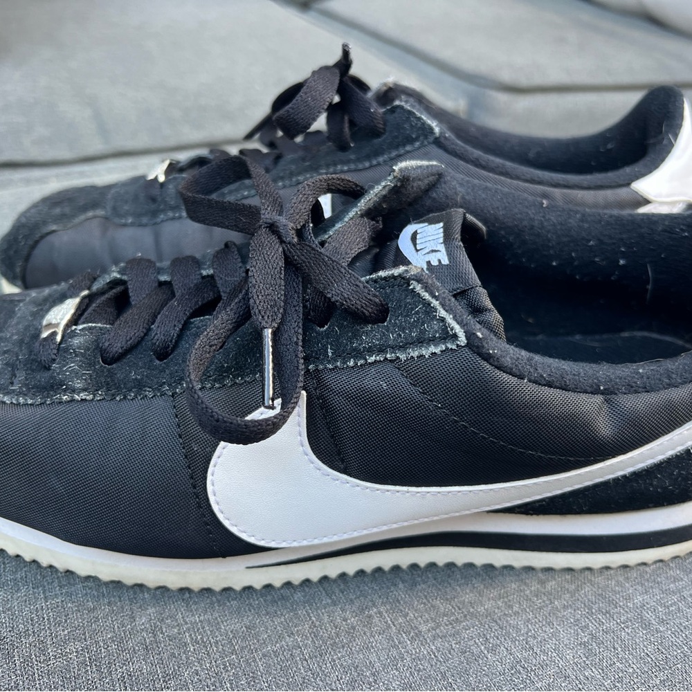 Used in good condition NIKE
CORTEZ BASIC NYLON
Men – Black/White